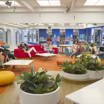 Los concursantes esperan para conocer al próximo expulsado en la gala 11 de 'GH Revolution'
