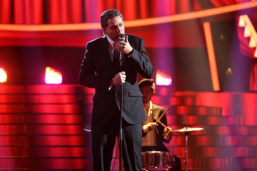 Raúl Pérez es Leonard Cohen en la novena gala de 'Tu cara me suena'
