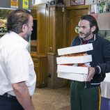 Fermín con un camarero en el noveno episodio de la décima temporada de 'La que se avecina'