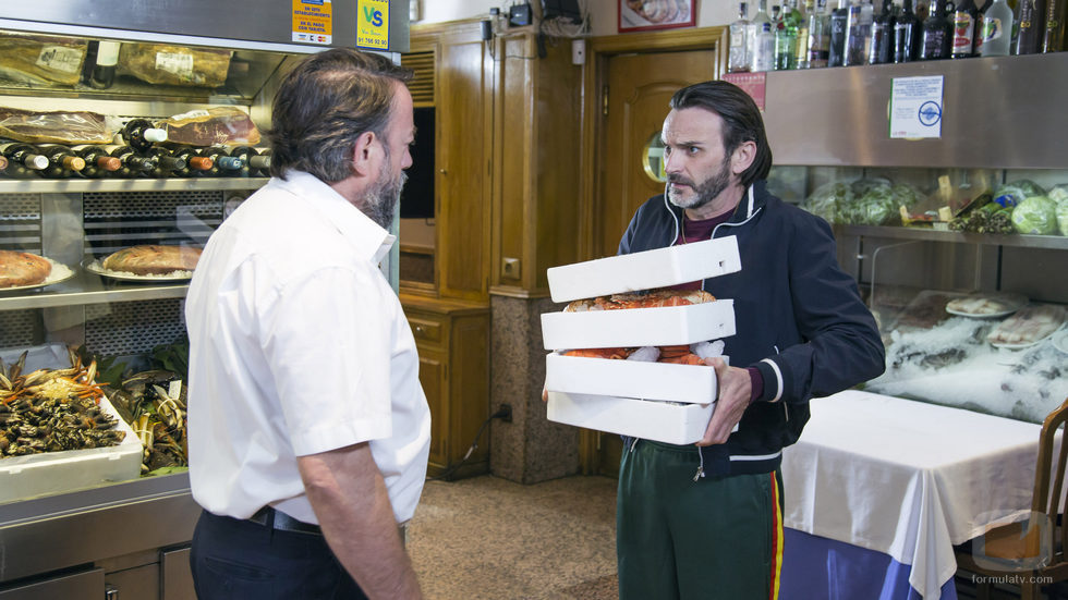 Fermín con un camarero en el noveno episodio de la décima temporada de 'La que se avecina'