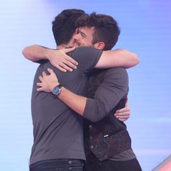 Cepeda y Ricky se abrazan en la gala 5 de 'OT 2017'