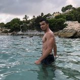 Nourdin Batan luce torso desnudo en la playa