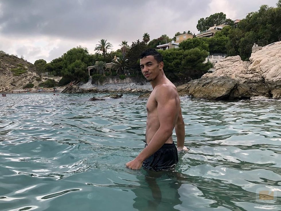 Nourdin Batan luce torso desnudo en la playa