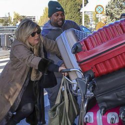 Terelu recibe ayuda cargando con todas las maletas en la tercera temporada de 'Las Campos'