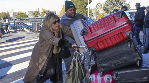 Terelu recibe ayuda cargando con todas las maletas en la tercera temporada de 'Las Campos'