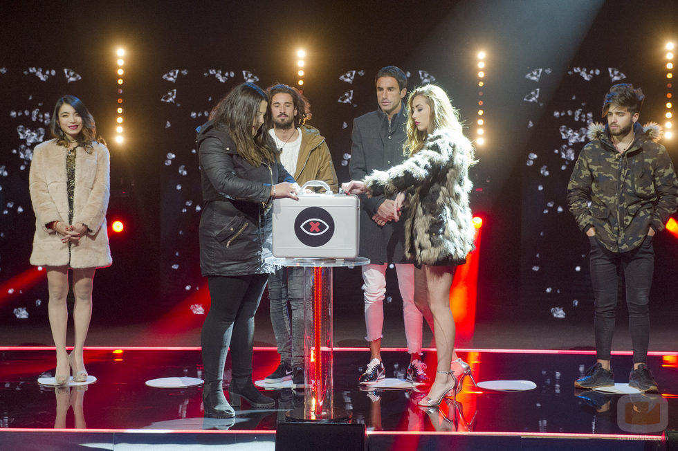 Pilar y Miriam abren un maletín en la gala 12 de 'GH Revolution'