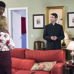 Berta presenta a Antonio Recio y al padre Alejandro a Ongombo en el décimo capítulo de la décima temporada de 'La que se avecina'