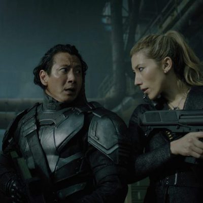 Reileen y Mister Leung en 'Altered Carbon' de Netflix