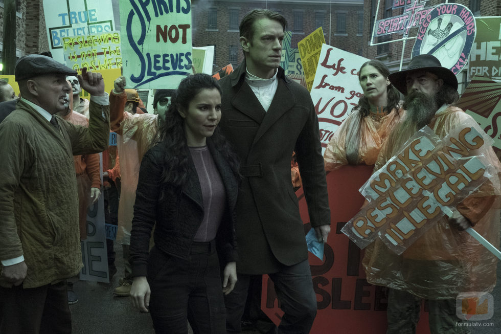 Joel Kinnaman y Martha Higareda en la serie de Netflix 'Altered Carbon'