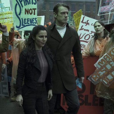 Joel Kinnaman y Martha Higareda en la serie de Netflix 'Altered Carbon'