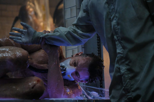 La mente de Takeshi Kovacs, condenada a prisión en la serie de Netflix 'Altered Carbon'