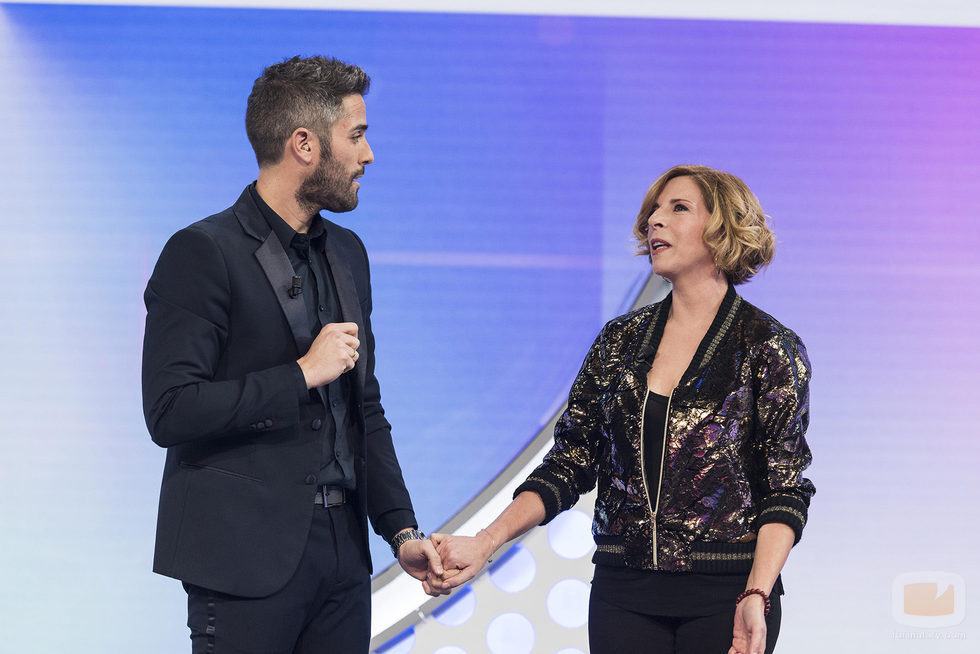 Roberto Leal da la bienvenida a Soledad Giménez en la Gala 7 de 'OT 2017'