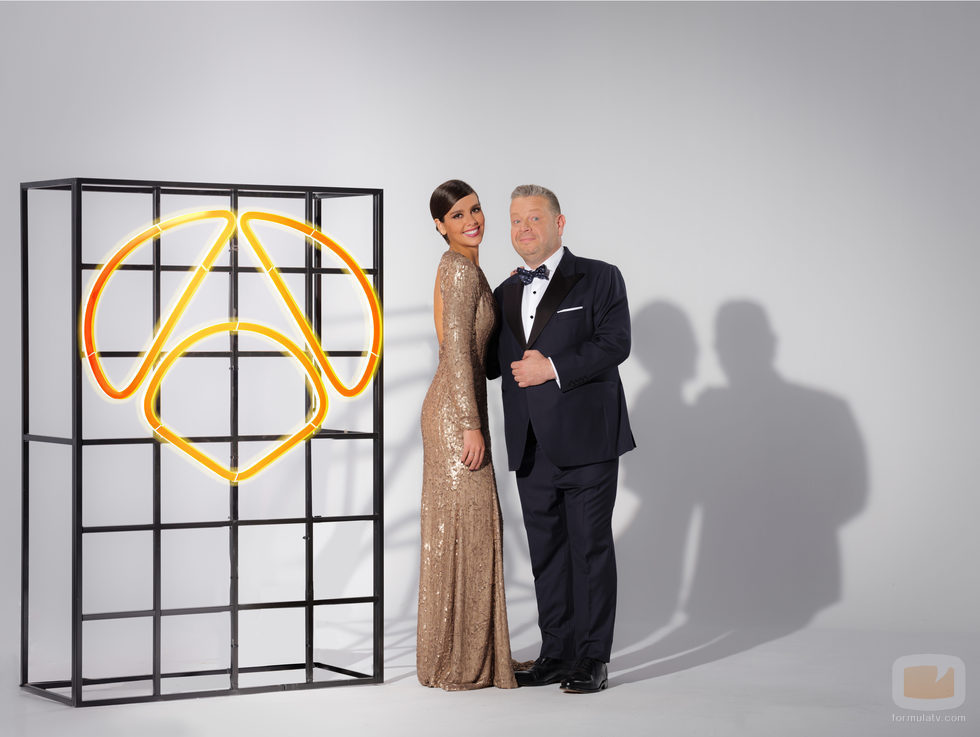 Cristina Pedroche y Chicote, muy elegantes para promocionar las Campanadas 2017-2018