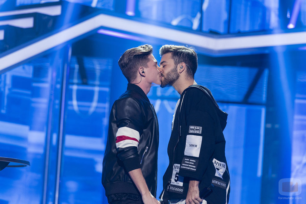 El beso entre Raoul y Agoney al final de su actuación en la Gala 7 de 'OT 2017'