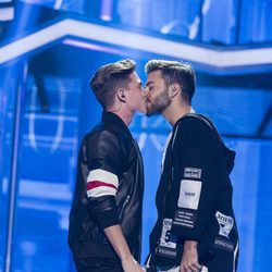 El beso entre Raoul y Agoney al final de su actuación en la Gala 7 de 'OT 2017'