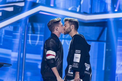 El beso entre Raoul y Agoney al final de su actuación en la Gala 7 de 'OT 2017'