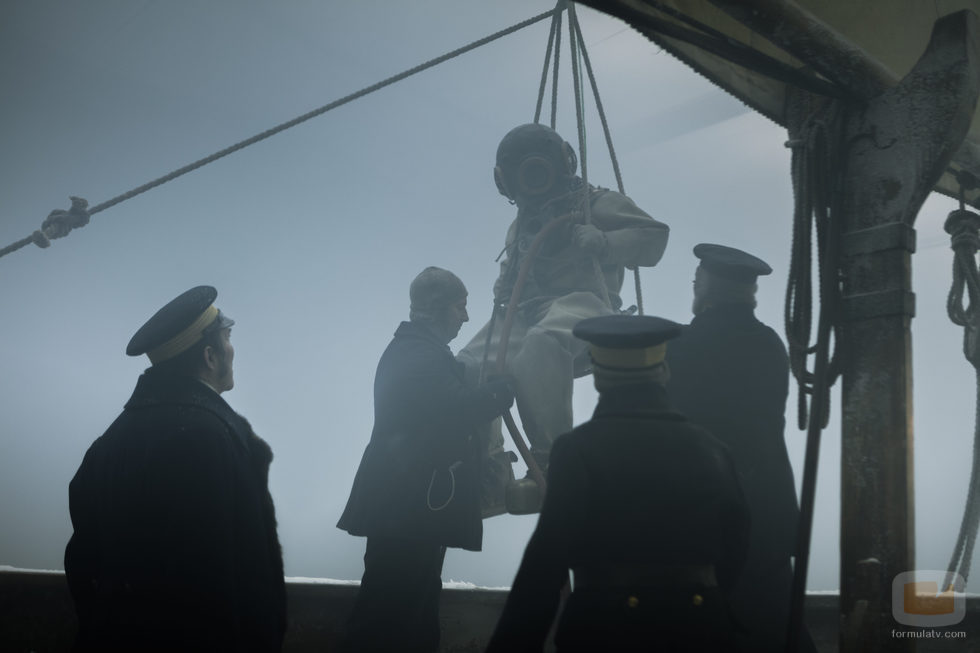 Parte de la tripulación de 'The Terror' con un buzo