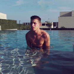 Raoul de 'OT 2017' posa muy sexy sin camiseta en la piscina