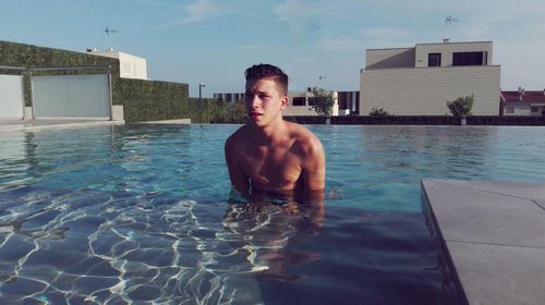 Raoul de 'OT 2017' posa muy sexy sin camiseta en la piscina