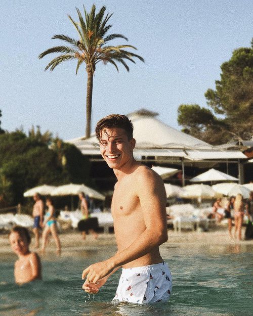 Raoul, de 'OT 2017', sonríe en bañador y sin camiseta
