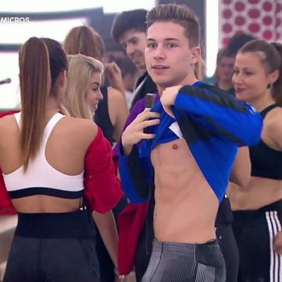 Raoul se levanta la camiseta en una de las clases de 'OT 2017'