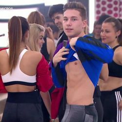 Raoul se levanta la camiseta en una de las clases de 'OT 2017'