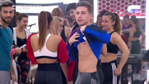 Raoul se levanta la camiseta en una de las clases de 'OT 2017'