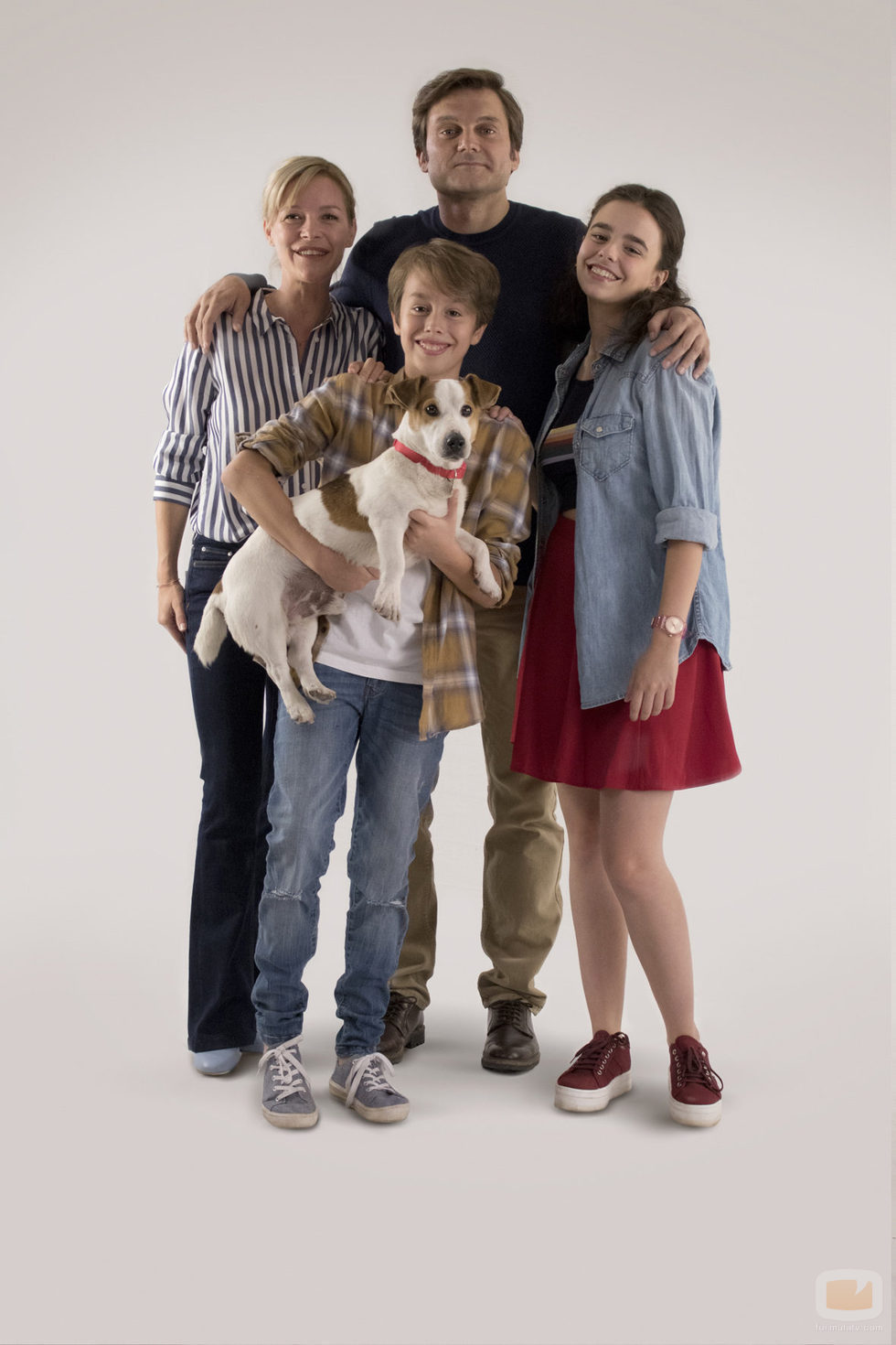 Alberto y  Marta junto a Sonia y Raúl  posan con Max en 'Sabuesos