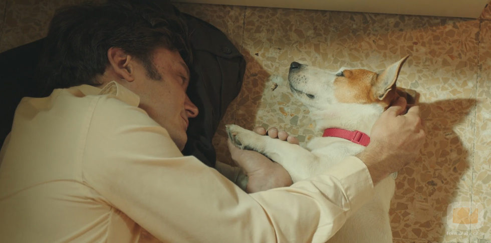 Alberto y Max, cariñosos en el primer capítulo de 'Sabuesos'