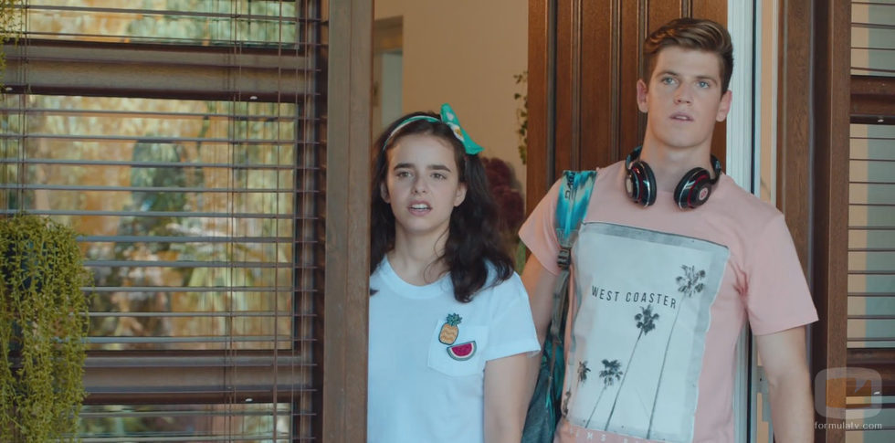 Sonia junto a un compañero de clase en el primer capítulo de 'Sabuesos'