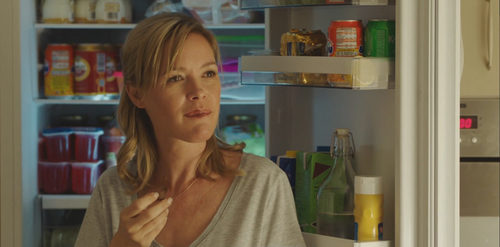 Marta junto al frigorífico en el primer capítulo de 'Sabuesos'