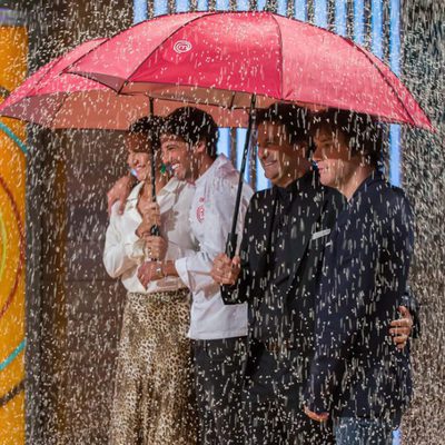 El jurado y Jorge Brazalez con paraguas bajo una lluvia de arroz en 'MasterChef Junior 5'