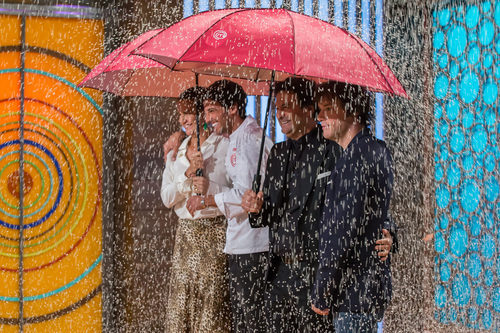 El jurado y Jorge Brazalez con paraguas bajo una lluvia de arroz en 'MasterChef Junior 5'