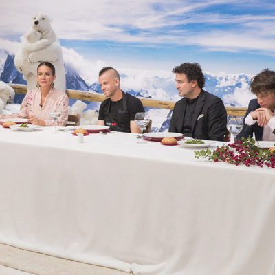 El jurado de 'MasterChef Junior 5' y Dabiz Muñoz sentados en una mesa