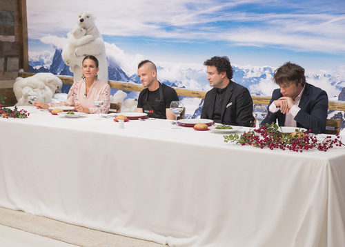 El jurado de 'MasterChef Junior 5' y Dabiz Muñoz sentados en una mesa