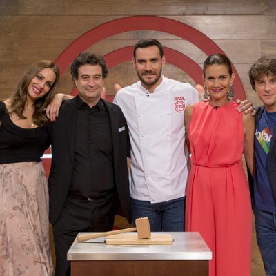 El jurado y la presentadora de 'MasterChef Junior 5' con Saúll Craviotto