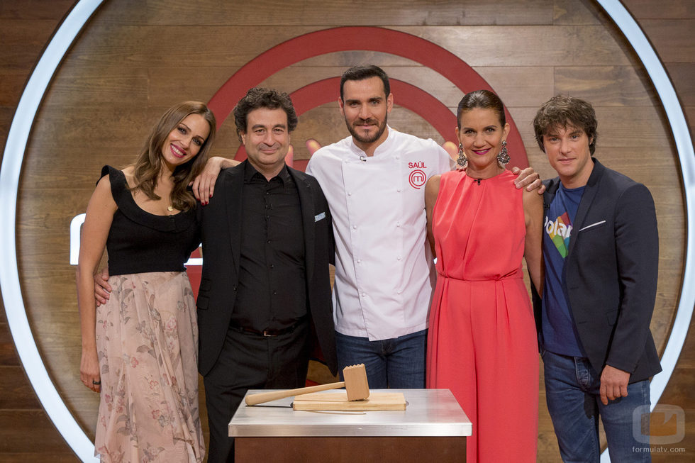 El jurado y la presentadora de 'MasterChef Junior 5' con Saúll Craviotto 