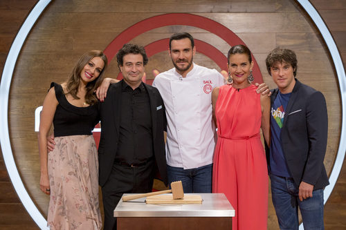 El jurado y la presentadora de 'MasterChef Junior 5' con Saúll Craviotto 