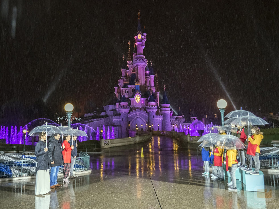El equipo de 'MasterChef Junior 5' y los concursantes en DisneyLand París