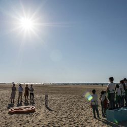 Los concursantes y el equipo de 'MasterChef Junior 5' en la playa de Sanlúcar 