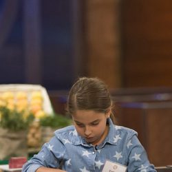 La concursante Esther cortando carne en 'MasterChef Junior 5'