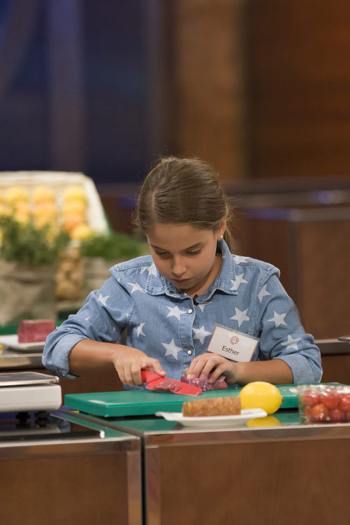 La concursante Esther cortando carne en 'MasterChef Junior 5'