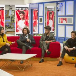 Los finalistas se reúnen por última vez en el salón en la gala final de 'GH Revolution'