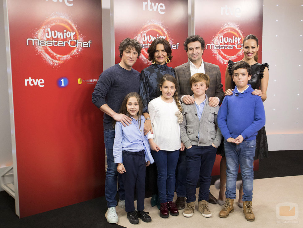 Presentadora, jurado y aspirantes en la presentación de 'MasterChef Junior 5'
