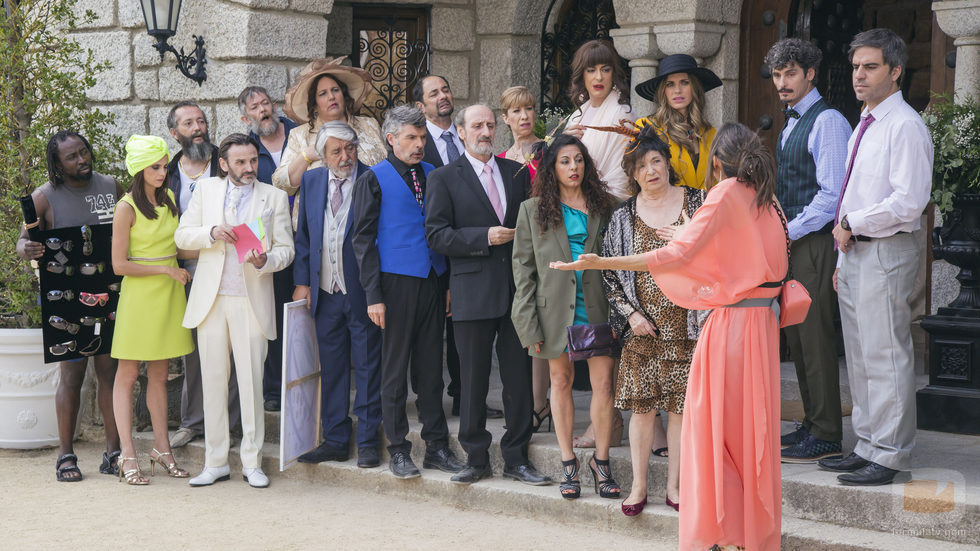 Todos los vecinos de Mirador de Montepinar en la boda de Fermín y Vicente en el último capítulo de la décima temporada de 'La que se avecina'