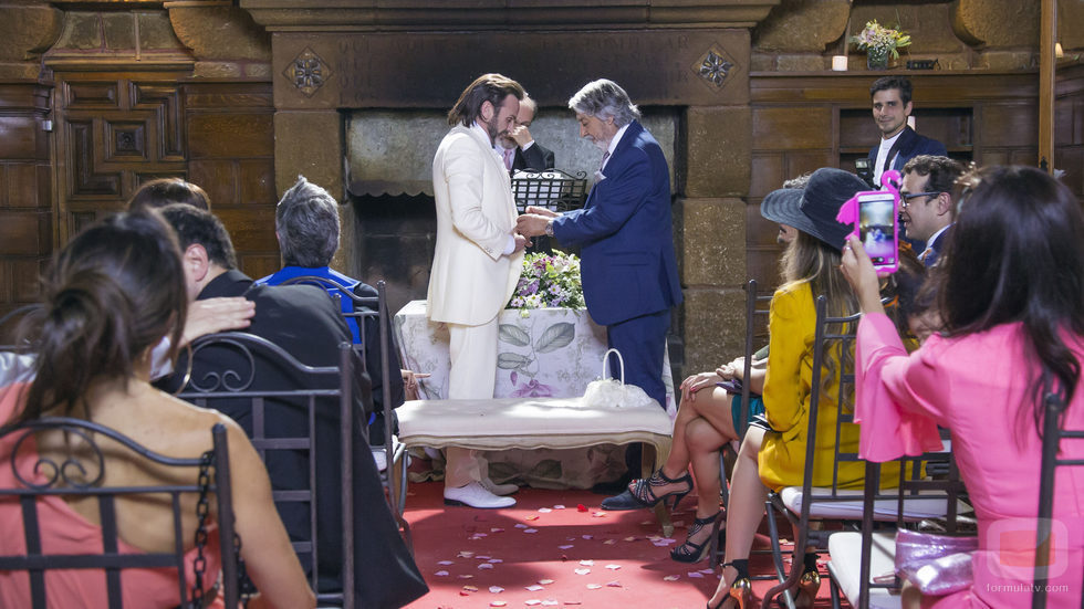 Vicente poniéndole el anillo de matrimonio a Fermín en el último capítulo de la décima temporada de 'La que se avecina'