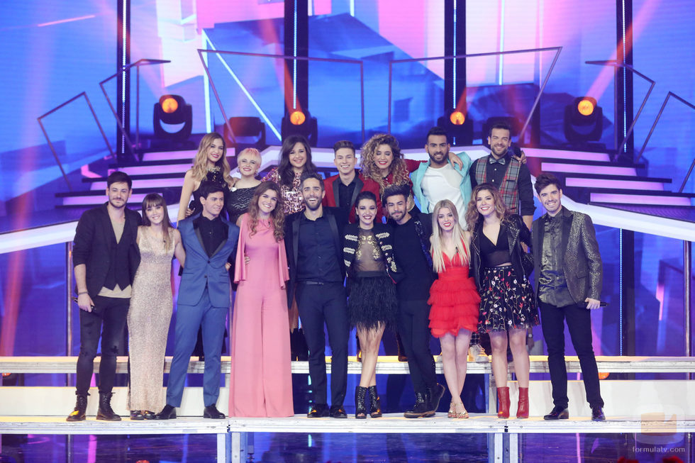 Los concursantes de 'OT 2017' posan con Roberto Leal en la gala especial de Navidad