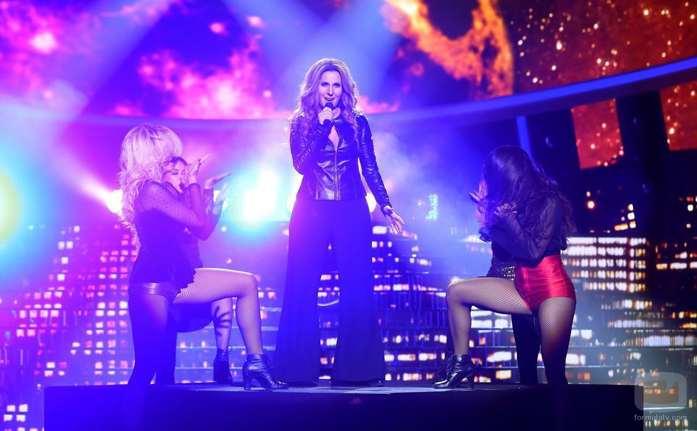 Diana Navarro y las bailarinas interpreta "Otro amor vendrá" en la duodécima gala de 'Tu cara me suena'