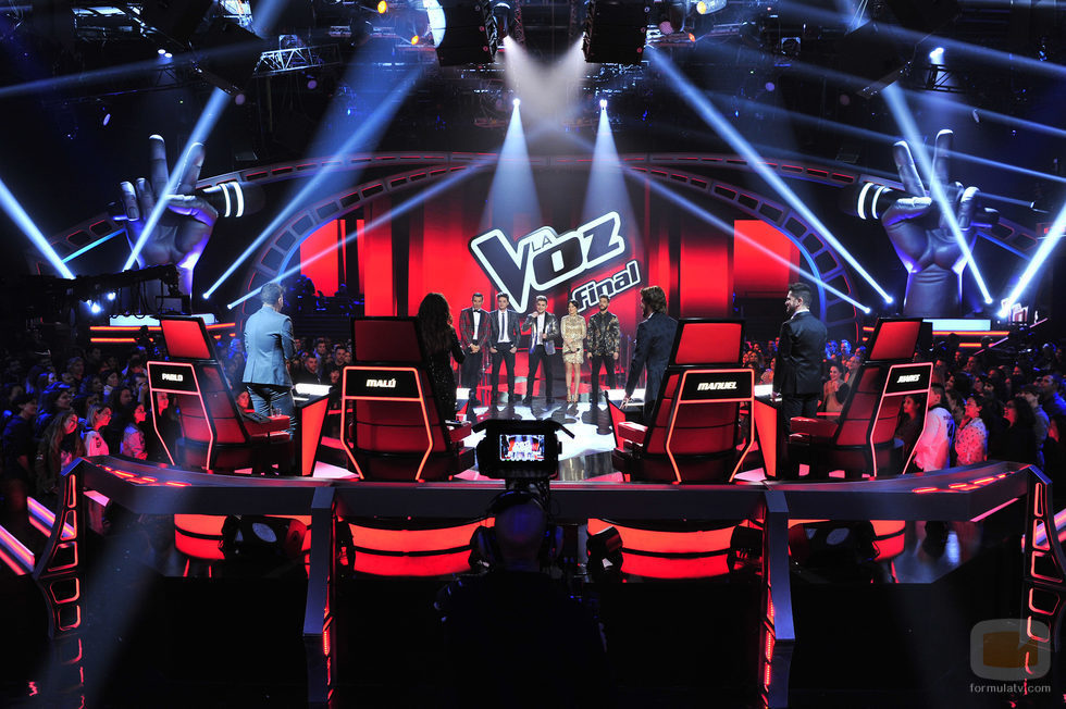 El escenario listo con los finalistas para la final de 'La Voz 5'
