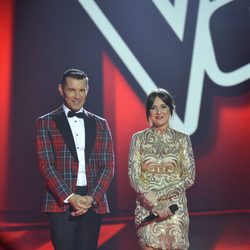 La ganadora y el presentador del programa en la final de 'La Voz 5'